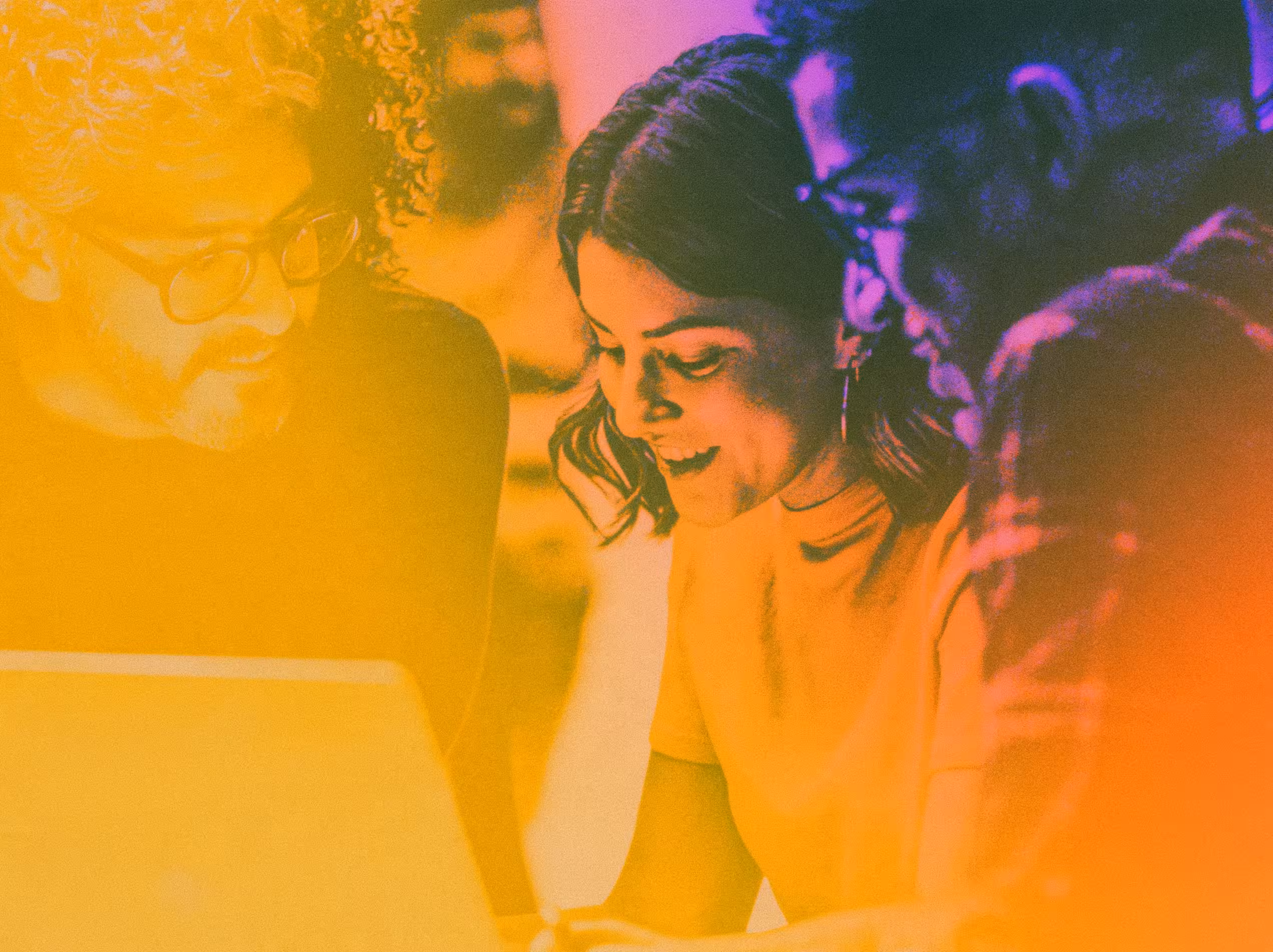 Partecipanti che lavorano insieme durante una formazione